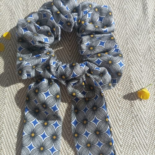 Foulchie — Floral graphique noir & blanc sur fond bleu, touches dorées
