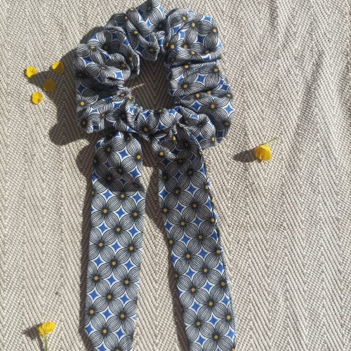 Foulchie — Floral graphique noir & blanc sur fond bleu, touches dorées