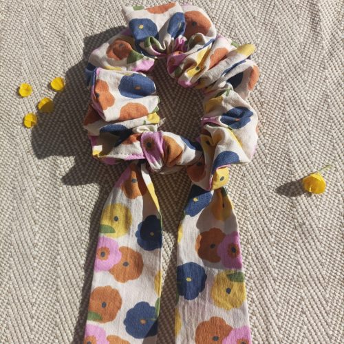 Foulchie — Grandes fleurs pop multicolores sur fond blanc