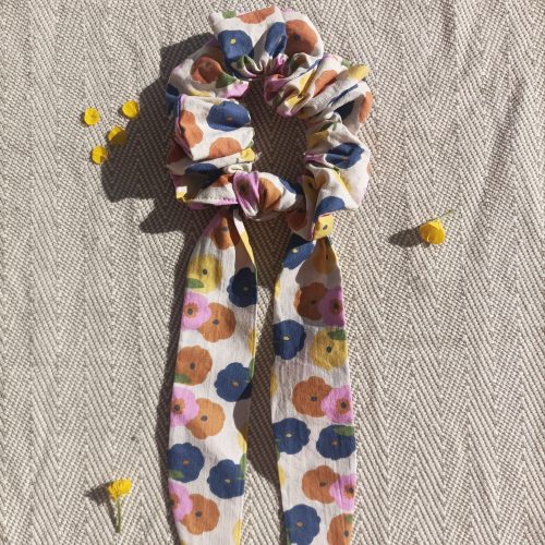 Foulchie — Grandes fleurs pop multicolores sur fond blanc