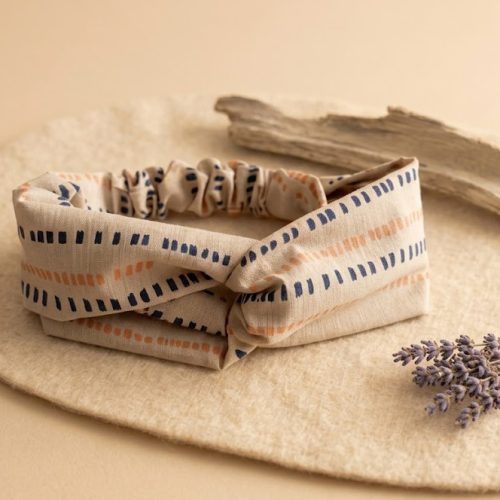 Bandeau croisé — Tirets géométriques bleu & corail sur lin beige