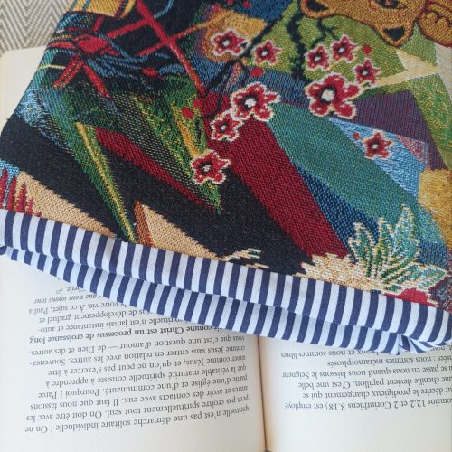Pochette livre — Jacquard japonisant Maneki-neko & cerisier