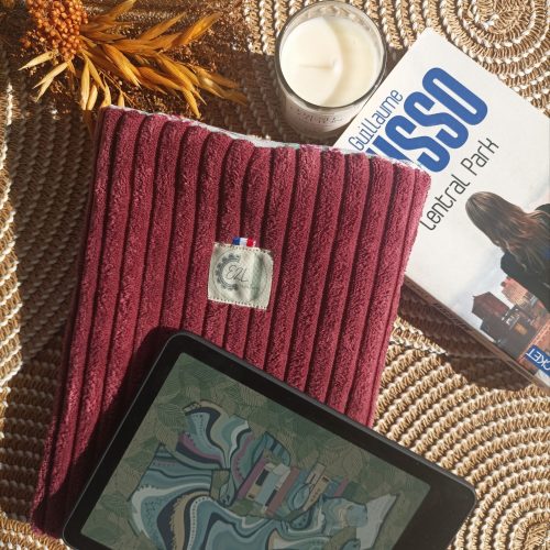 Pochette à livre & liseuse en velours large côte Lie de vin + Fleuri