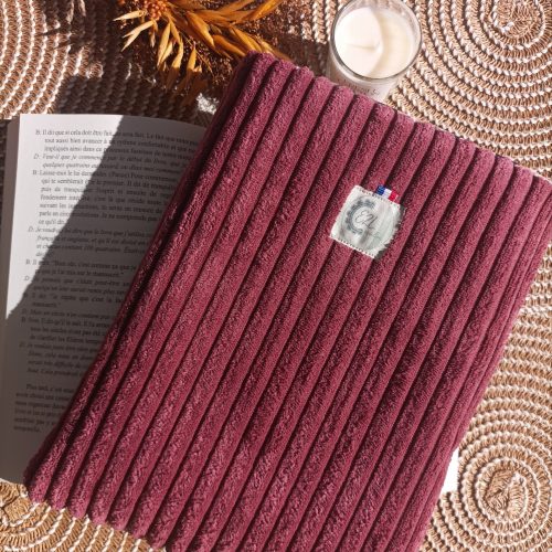 Pochette à livre grand format en velours large côte Lie de vin